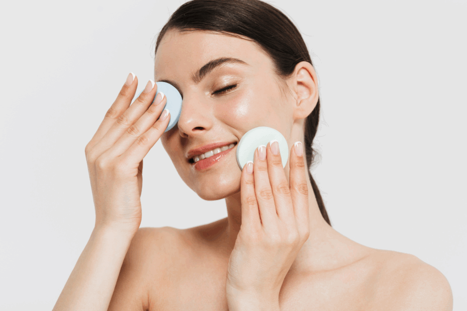Mujer realizando rutina de skincare
